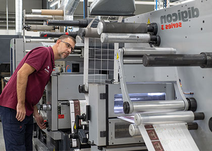 Découpe mécanique d'étiquettes adhésives